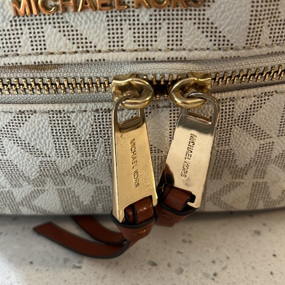 Like New with Tags MICHAEL MICHAEL KORS
Rhea Medium Logo backpack - Picture 2 of 9